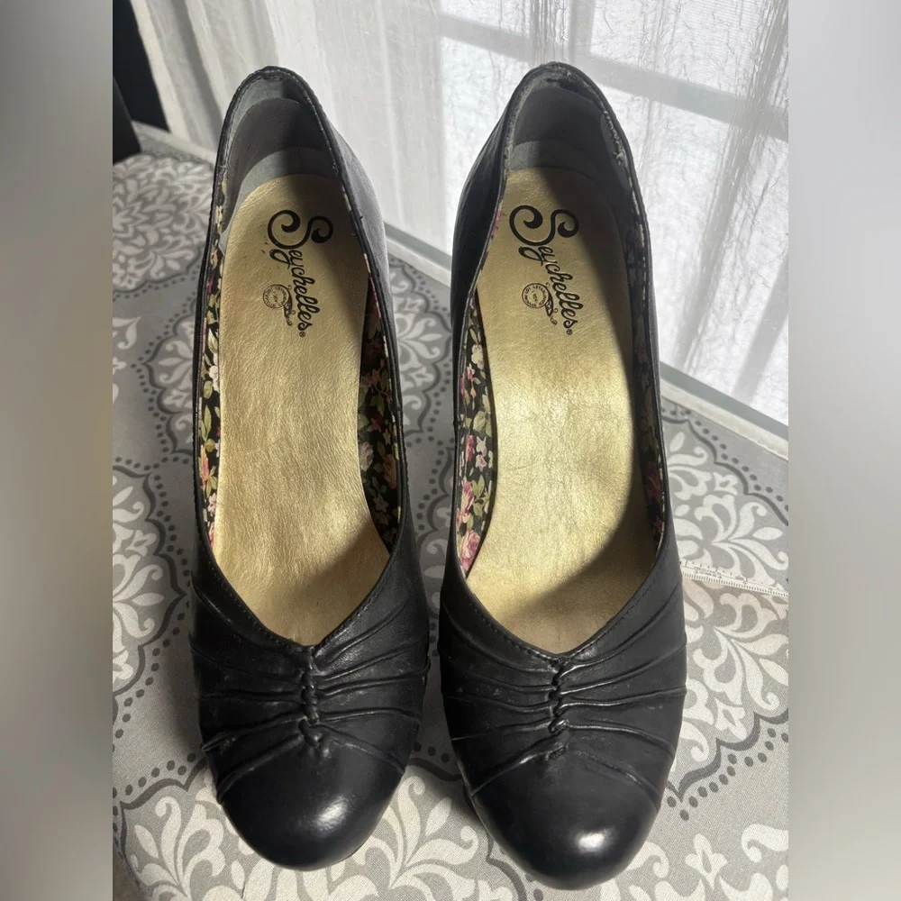 Seychelles Black Heels with Floral Lining - Picture 3 of 12